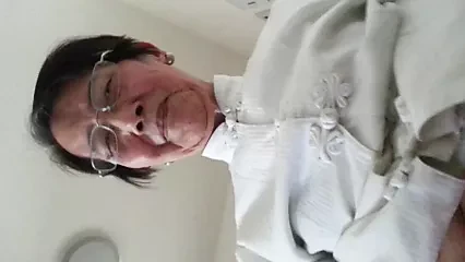 Asyalı sıska büyükanne 70+