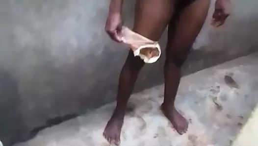 Ödenmemiş kira için, dairenin sahibi tarafından öpüyor