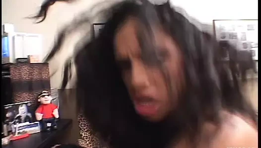 Ateşli genç kız deneyimli bir zenci adam tarafından sandalyede ve yerde amını siktiriyor