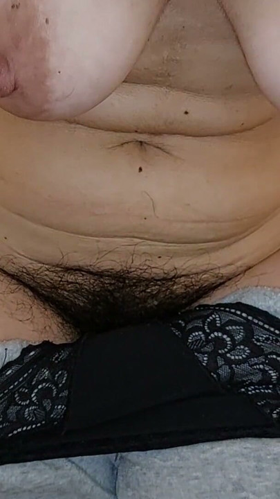 Kıllı amlı amatör karı, büyük göğüsler, büyük meme uçları, büyük göt. Amatör karı oral seks, kıllı am, büyük göt. | Bölüm 1