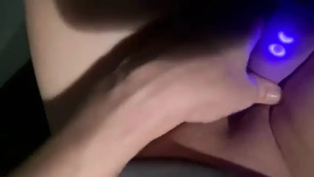 Arabamda kendimi sikiyorum.