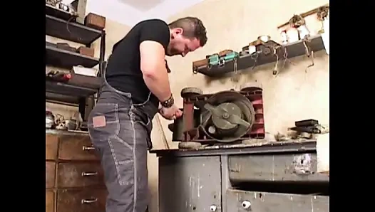 Büyük vücutlu büyük göğüsler ağzındaki amcığı seviyor