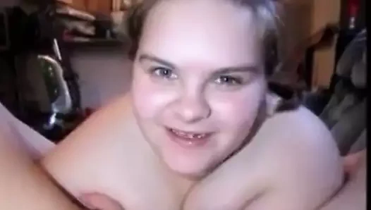 genç seksi ev karısı emme üzerinde sert yarak &amp; yutma ağzı dolu arasında cum