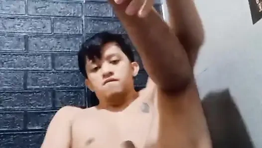 Azgın Filipinli Sert Penisini Mastürbasyon Yapıyor Ve Boşalana Kadar