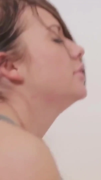 Сногсшибательный момент из "XL член отчима растягивает юную киску падчерицы после минета - MyDirtyHobby немецкий секс в любительском видео