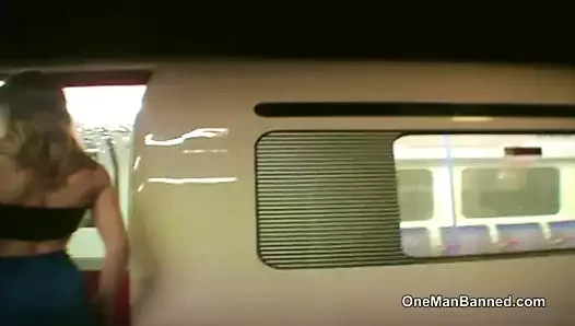 Cesur İngiliz gençler Londra'da yanıp sönüyor