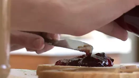 İki azgın amcık lezbiyenler mutfak masasında birbirlerinin ıslak amlarını parmaklıyor