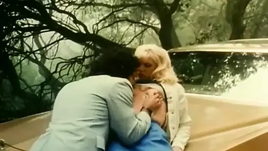 yanındaki sarı saçlı kız