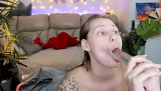 Emmekten sıkıldım ve meme ucu kıskaçlarımla seni eğlendirmeye karar verdim