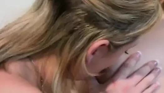 Çekici sarışın kızlar lezbo eyleminin tadını çıkarıyor