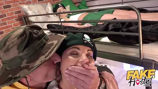 Başka bir boyuttan sahte pansiyon külotsuz izciler gerekir