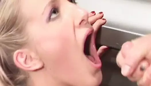 Mükemmel sarışın Fransız genç kız ateşli anal seksten sonra döl içiyor