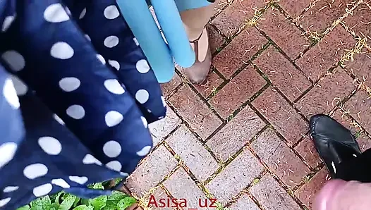 Müslüman kadın şehir parkında sakso çekiyor, külotunu çıkarıyor ve işiyor, amını gösteriyor.