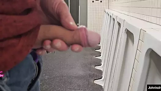 Johnholmesjunior meşgul Seattle park banyosunda büyük yumuşak beyaz yarağı gösteriyor