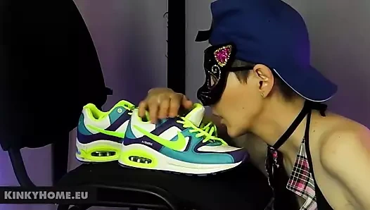 Spor ayakkabı fetişi - emily nike'ını çok seviyor!