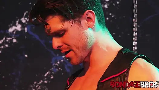 Bondagebros Grant Ducati ağırlıkları alıyor ve Devin Franco tarafından kırbaçlanıyor