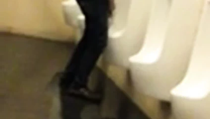 Pisuan mastürbasyon yapan!!!