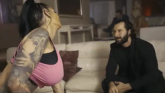 Sarışın Bomba Amcığı Sikiyor Ve Yarağı Çılgınca Gırtlağına Kadar Alıyor