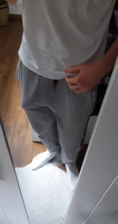 Выпускаю мой огромный член из моих спортивных штанов