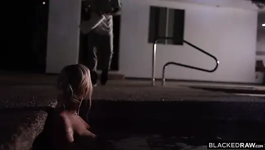 Blackedraw büyük memeli sarışın orta yaşlı seksi kadın büyük zenci yarağını gırtlağına kadar almayı seviyor