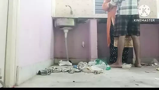 Hintli güzel ev hanımı evde sert sikişiyor
