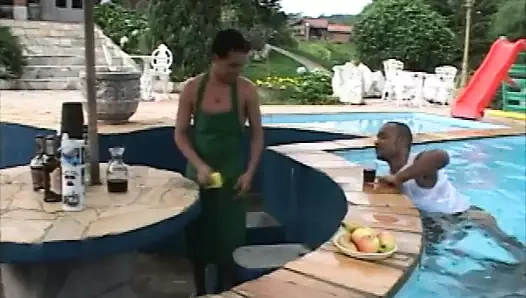 Çıtçıtlar havuzun etrafında azgın olurlar ve birbirlerinin köpeklerini emerler