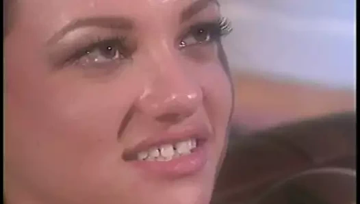 Egzotik güzellik, güzel dudaklarını kalın bir sert horozun etrafına sarar