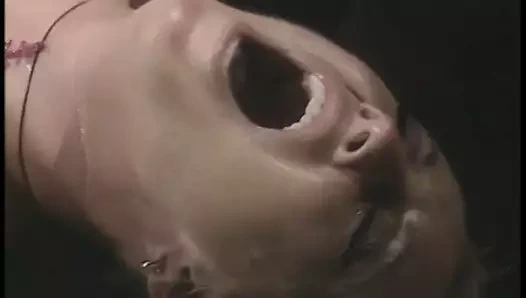 azgın damızlık sopa onun dilini ve parmak içinde KEDİ