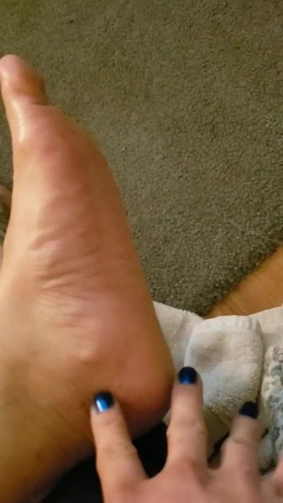 Daliyah teases with her hand and sole.