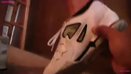 Bella ile dalga geçiyor, tenis ayakkabısını çıkarıyor