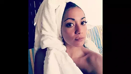 Sıcak busty esmer latina milf ile sulu dudaklar