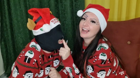 Dudaklarda tutkulu öpücükler için fetiş. Dominatrix köleyi öpüyor, onu tatlı dudaklarından bir portakalla besliyor