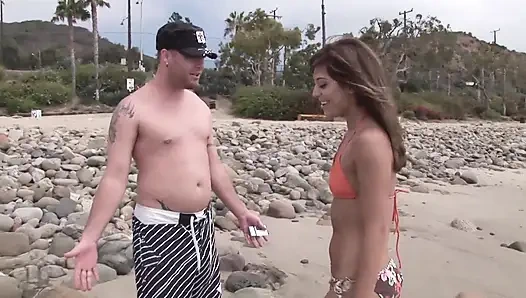 18 yaşındaki genç kız sıkı amcığını dolduruyor