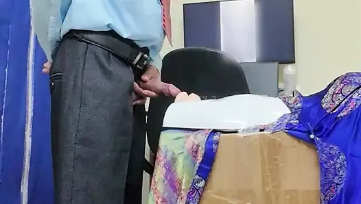Yaşlı adam üzerinde çalışıyor