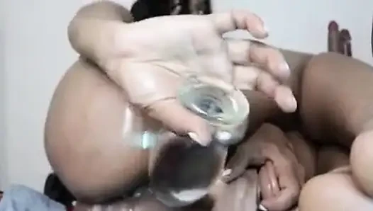 Sapık küçük sürtük götünü genişletiyor
