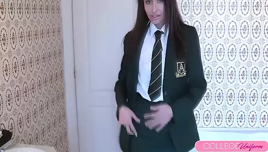 Sarah Louise'in ıslak ve vahşi üniformalı yaramaz küvet eğlencesi!