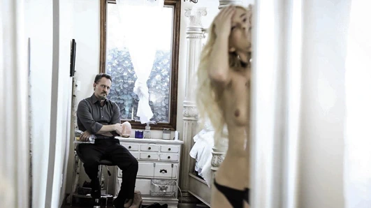 Minik adım kız ceza için parti tarafından adım baba