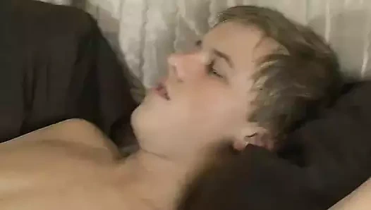 Sevimli genç tyler berke götünü sikiş için açıyor