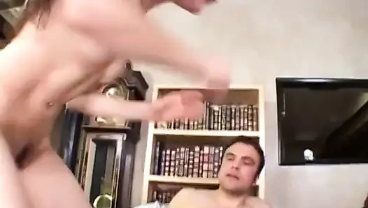Sıkı, tonlu esmer sert oral ve vajinal seks yapıyor