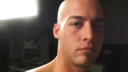 Azgın asker eğildi ve becerdin alır