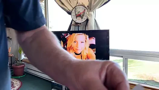 Sarışın emilie cumm için gülümsüyor!