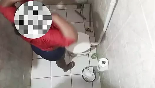 Üvey oğul tombul üvey annesini filme çekiyor