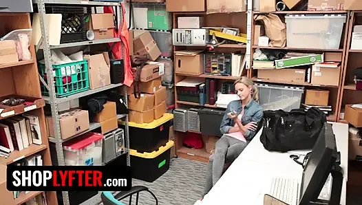 Shoplyfter - sıska sarışın tatlı Emma Hix beladan kurtulmak için amını güvenlik görevlisine veriyor