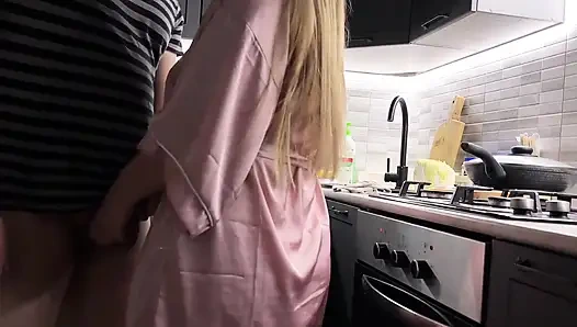 Kızartma yumurtası yapıyor ve ben onu kızartıyorum