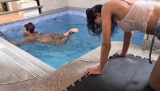 Aşırı ağır şişman kaltak ve sıska zavallı köle kıza karşı - dizlerini ezeceğim ve tüm gücünü tatlı vücudundan çıkaracağım