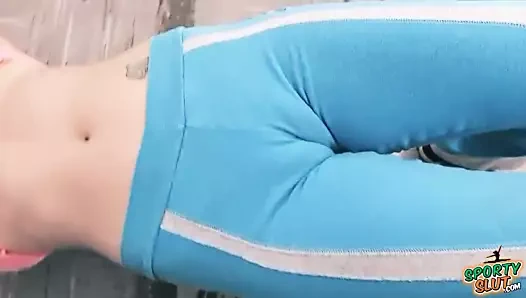 Bu küçücük sarışın genç üzerinde büyük göğüsleri ve büyük kedi!