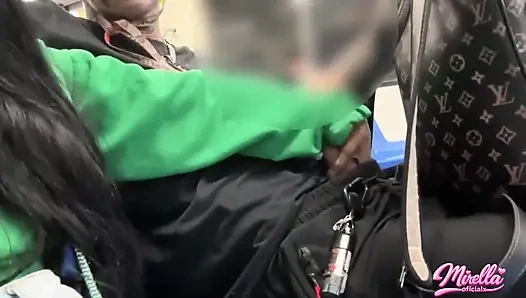 Ses işaretini görmeye dayanamıyor ve beni São Paulo metrosunun içine çekti