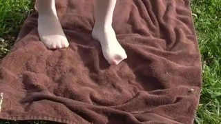 Beyaz külotlu çorap içinde kırmızı tırnaklar -bymonique