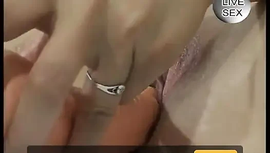 Sarışın orta yaşlı seksi kadın domaltmalı pozdan önce amını oynuyor ve mastürbasyon yapıyor