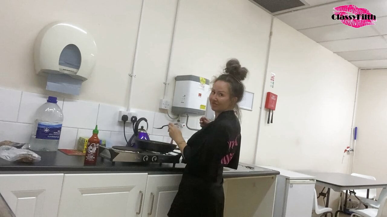 Yemek yaparken yanıp sönüyor